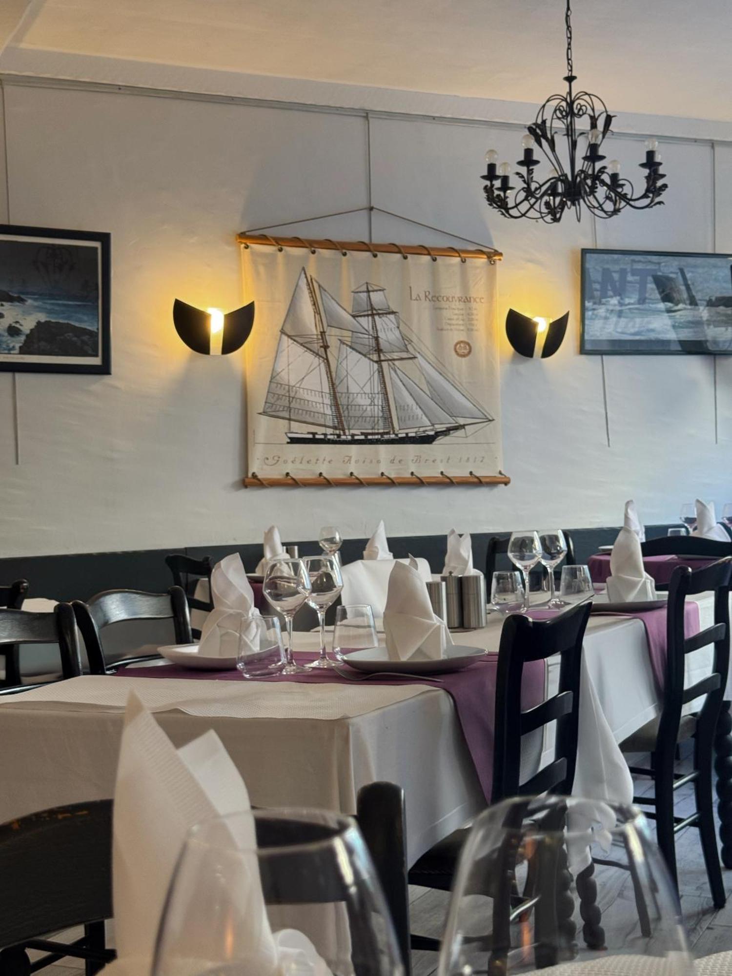 Logis Hotel Les Chardons Bleus Restaurant Le Bistrot De La Mer Roscoff Exterior foto