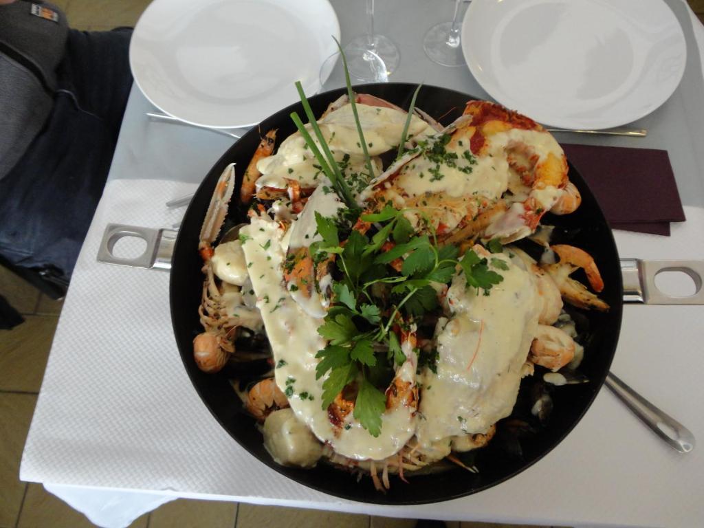 Logis Hotel Les Chardons Bleus Restaurant Le Bistrot De La Mer Roscoff Exterior foto