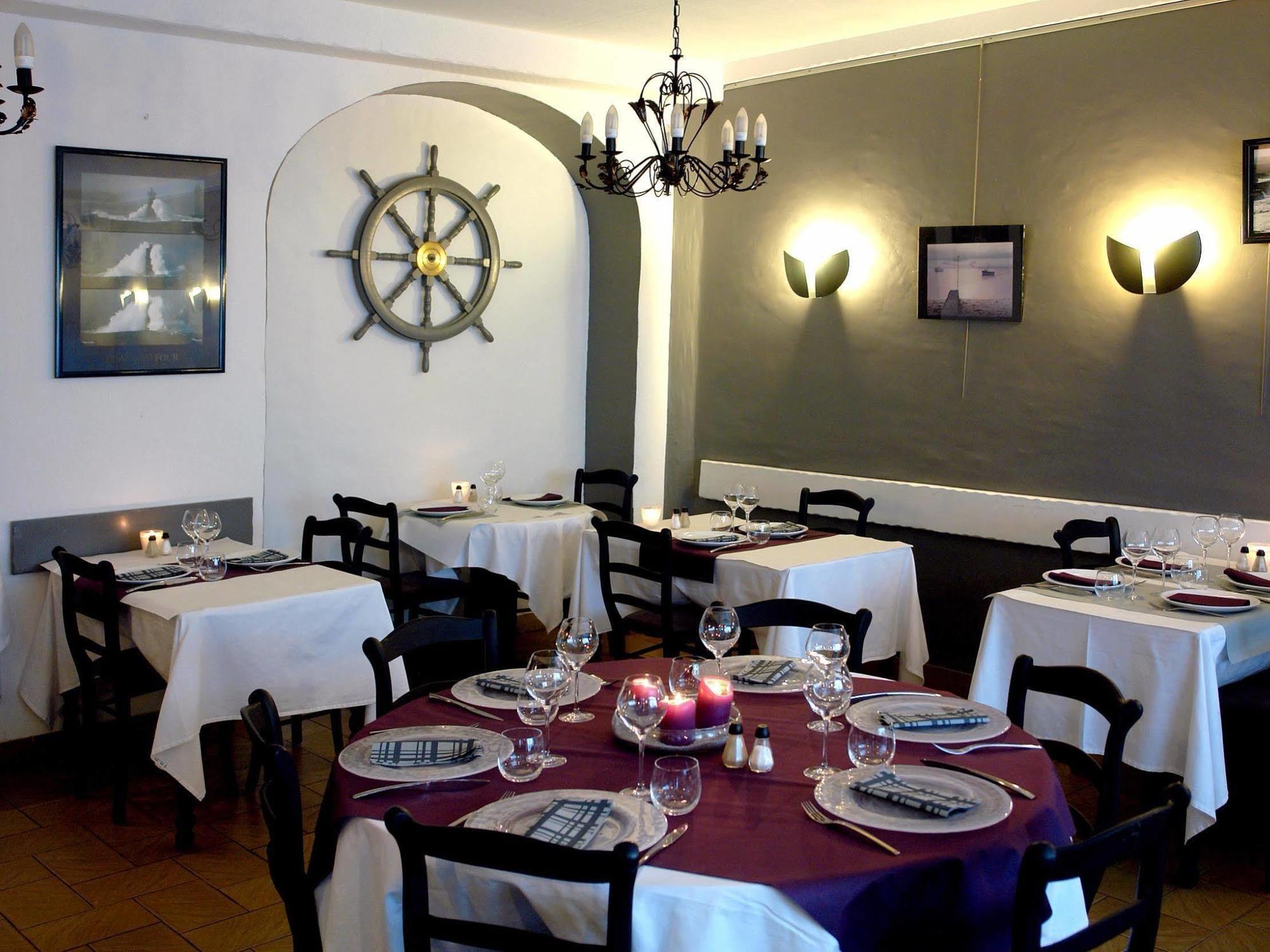 Logis Hotel Les Chardons Bleus Restaurant Le Bistrot De La Mer Roscoff Exterior foto